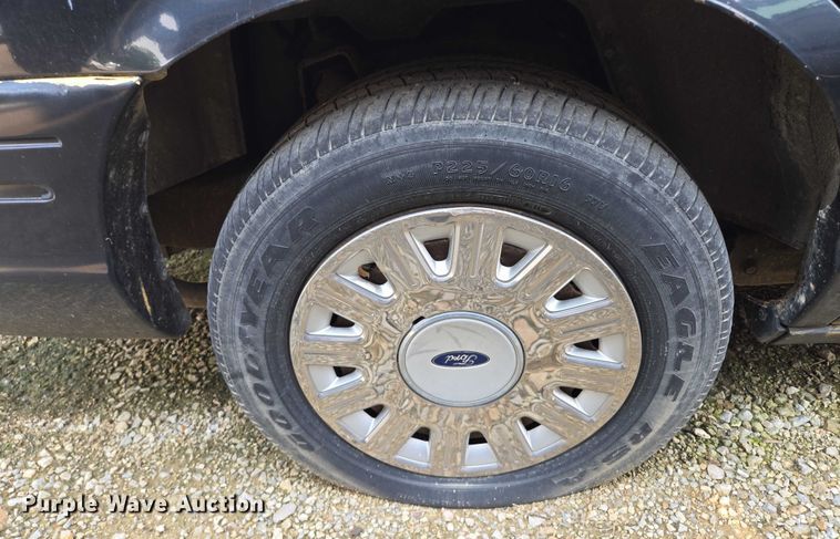 image for item EM7457 2003 Ford Crown Victoria Police Interceptor 