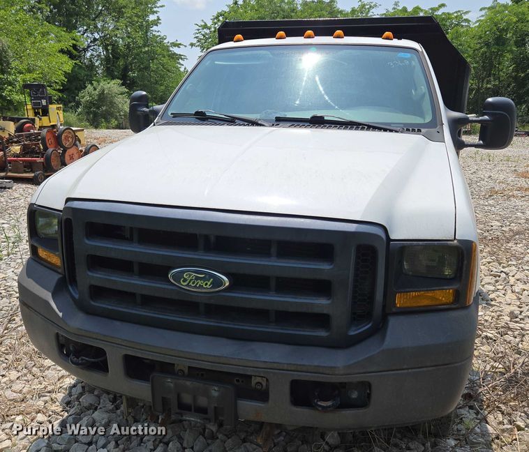 image for item EM7461 2006 Ford F350 Super Duty XL flatbed pickup truck