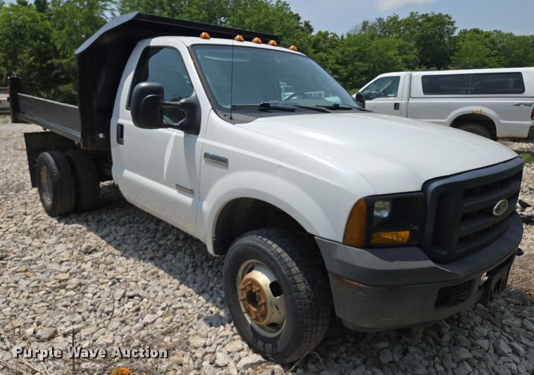 image for item EM7461 2006 Ford F350 Super Duty XL flatbed pickup truck