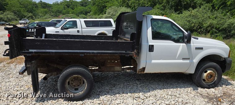 image for item EM7461 2006 Ford F350 Super Duty XL flatbed pickup truck