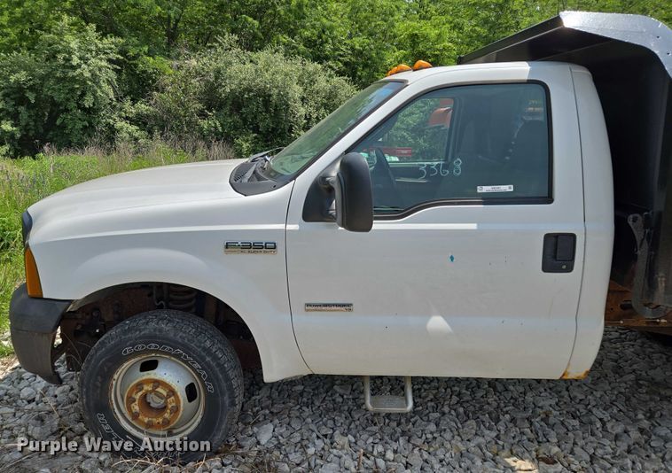 image for item EM7461 2006 Ford F350 Super Duty XL flatbed pickup truck