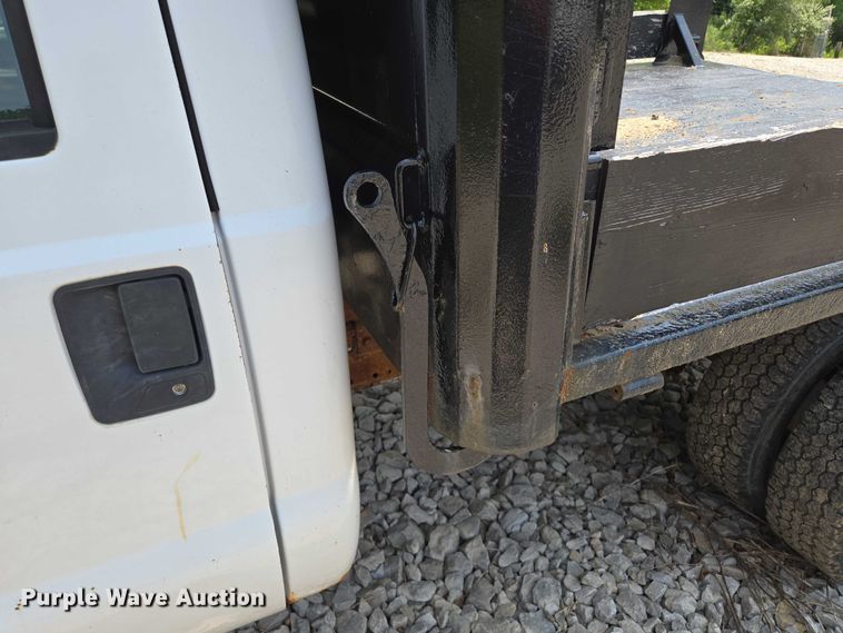 image for item EM7461 2006 Ford F350 Super Duty XL flatbed pickup truck