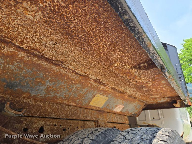 image for item EM7461 2006 Ford F350 Super Duty XL flatbed pickup truck