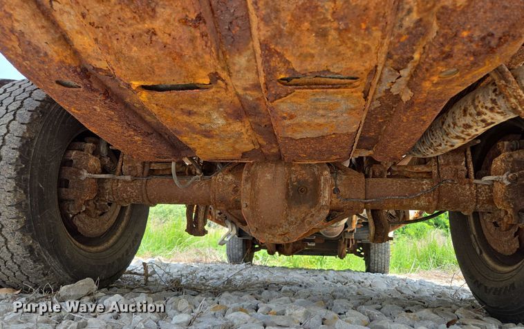 image for item EM7461 2006 Ford F350 Super Duty XL flatbed pickup truck