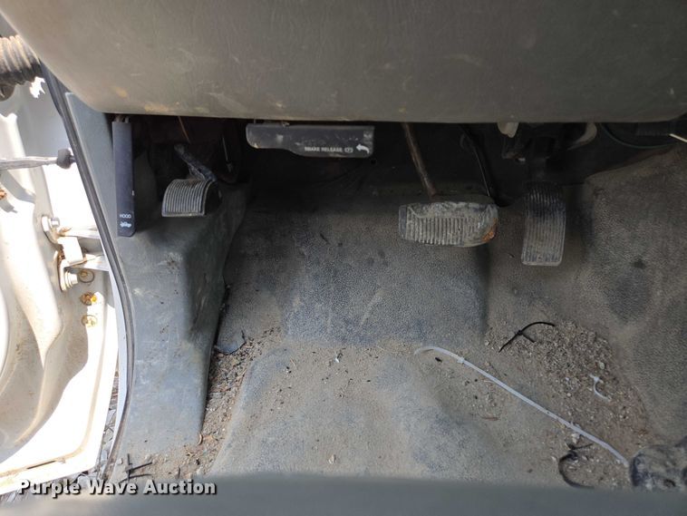 image for item EM7461 2006 Ford F350 Super Duty XL flatbed pickup truck