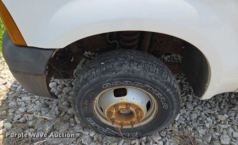 image for item EM7461 2006 Ford F350 Super Duty XL flatbed pickup truck