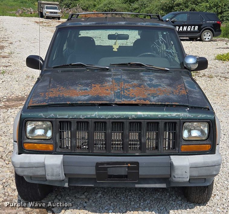 image for item EM7462 2000 Jeep Cherokee SUV