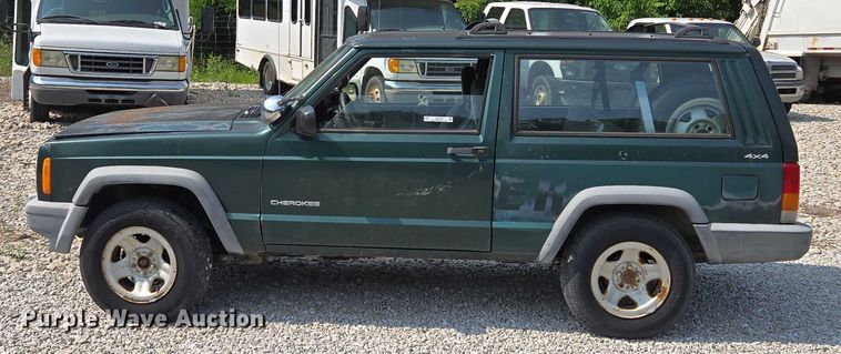 image for item EM7462 2000 Jeep Cherokee SUV