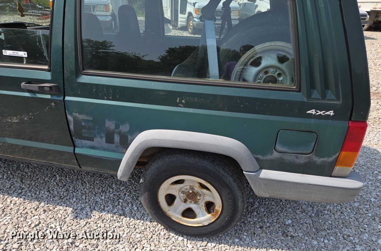 image for item EM7462 2000 Jeep Cherokee SUV