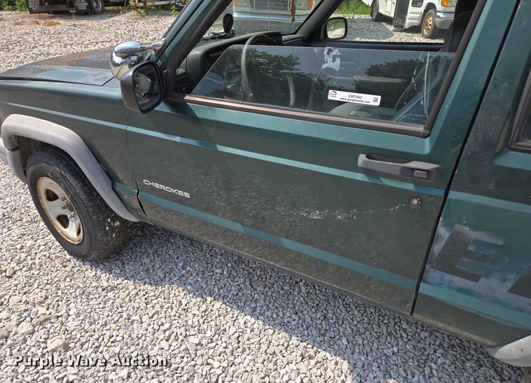 image for item EM7462 2000 Jeep Cherokee SUV