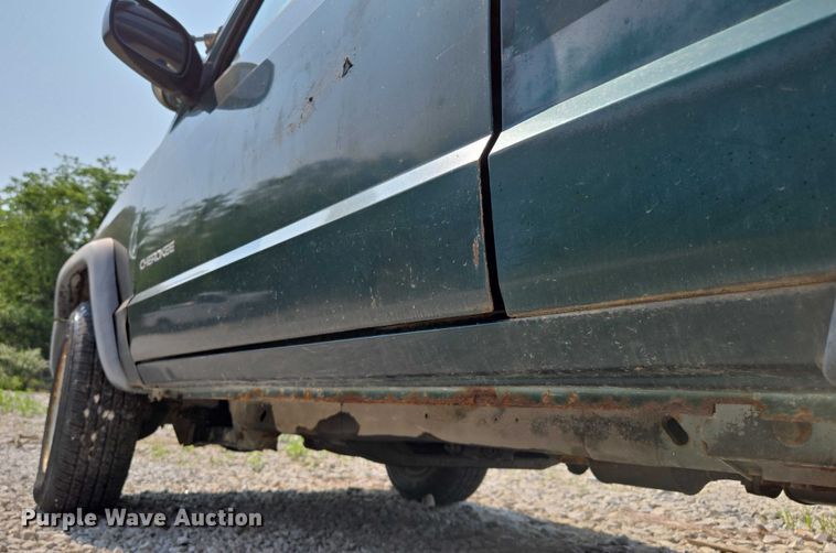 image for item EM7462 2000 Jeep Cherokee SUV