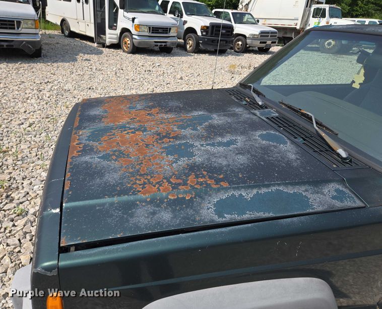 image for item EM7462 2000 Jeep Cherokee SUV