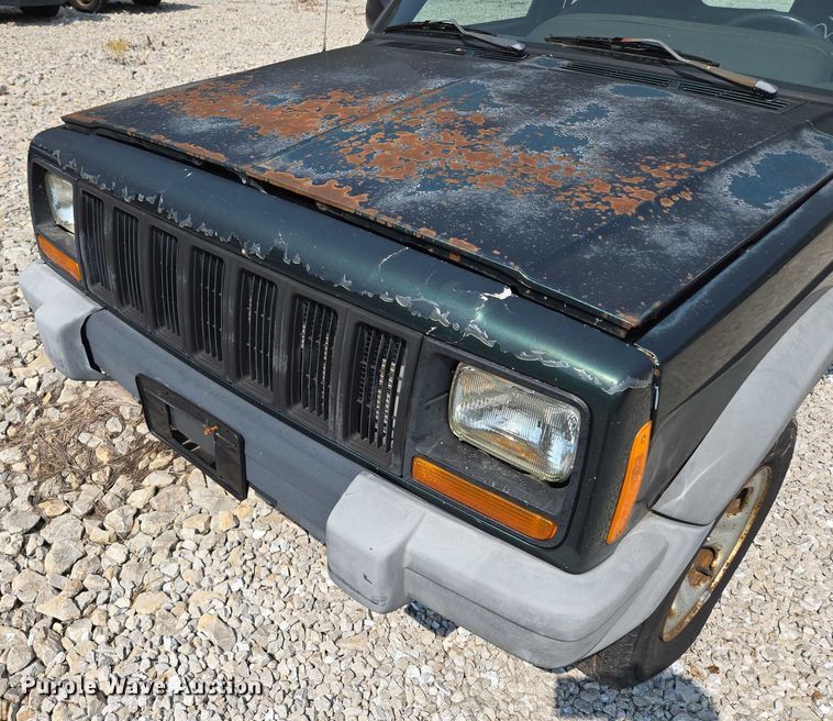 image for item EM7462 2000 Jeep Cherokee SUV