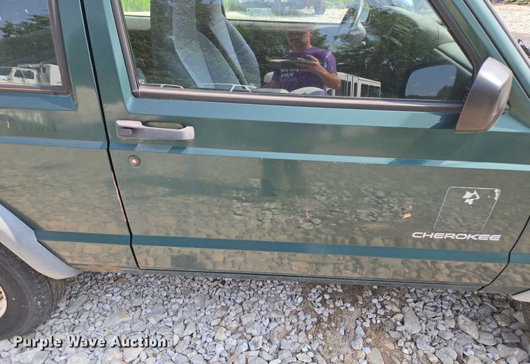 image for item EM7462 2000 Jeep Cherokee SUV