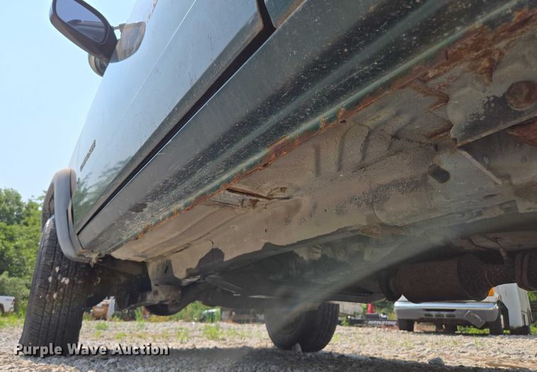 image for item EM7462 2000 Jeep Cherokee SUV