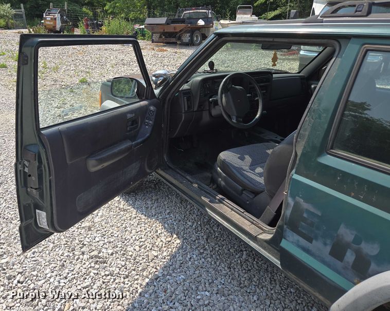 image for item EM7462 2000 Jeep Cherokee SUV