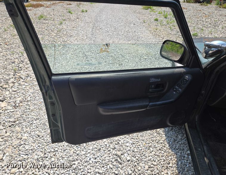 image for item EM7462 2000 Jeep Cherokee SUV