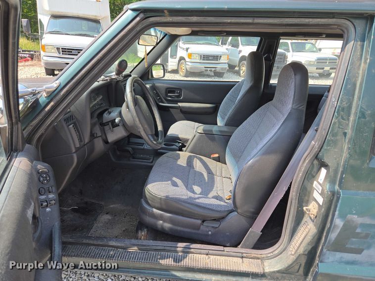 image for item EM7462 2000 Jeep Cherokee SUV