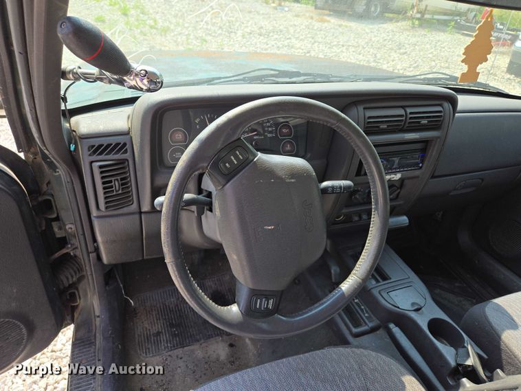 image for item EM7462 2000 Jeep Cherokee SUV