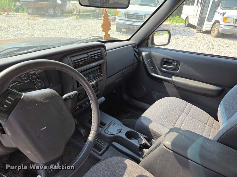 image for item EM7462 2000 Jeep Cherokee SUV