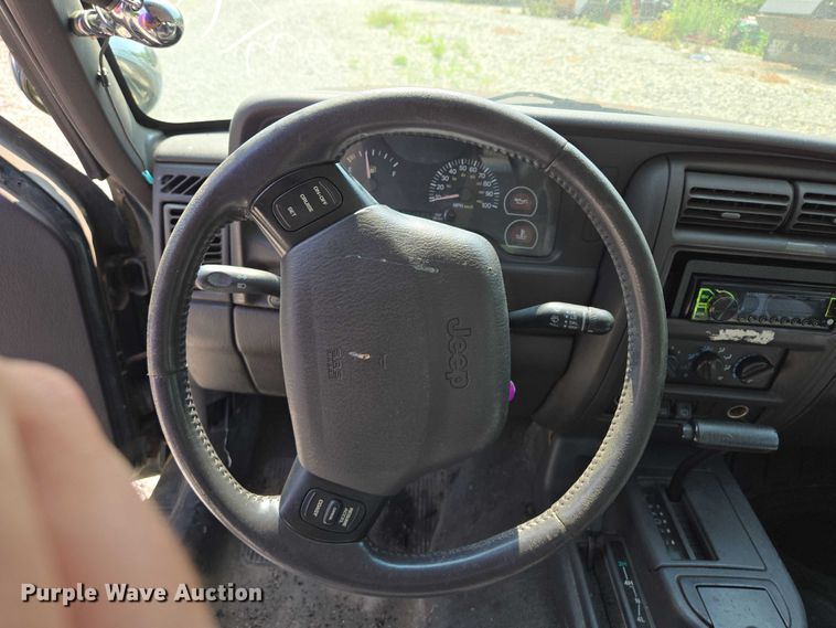 image for item EM7462 2000 Jeep Cherokee SUV