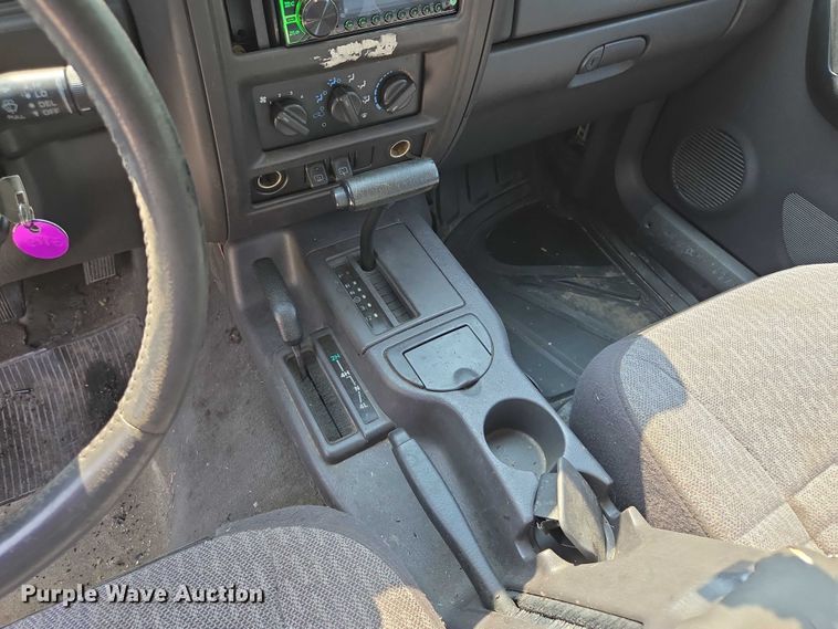 image for item EM7462 2000 Jeep Cherokee SUV