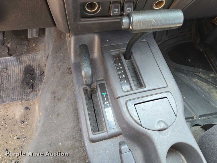 image for item EM7462 2000 Jeep Cherokee SUV