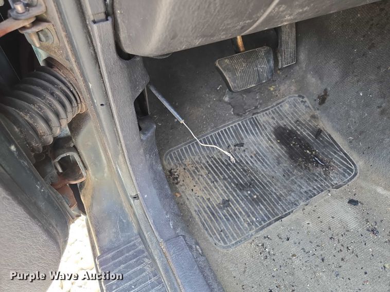 image for item EM7462 2000 Jeep Cherokee SUV