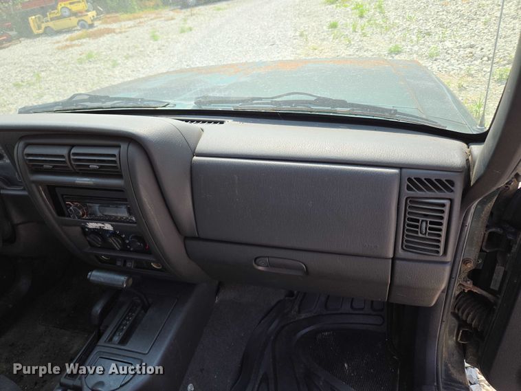 image for item EM7462 2000 Jeep Cherokee SUV