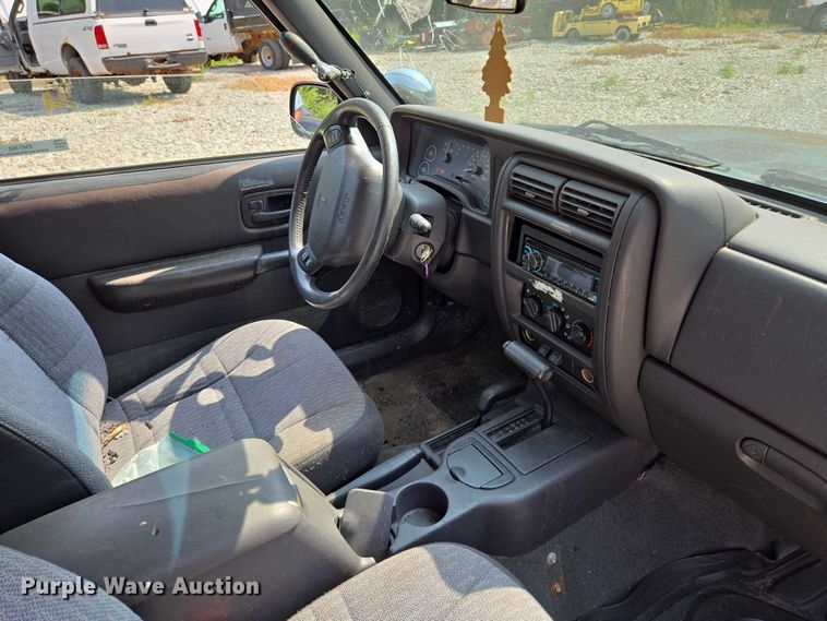 image for item EM7462 2000 Jeep Cherokee SUV