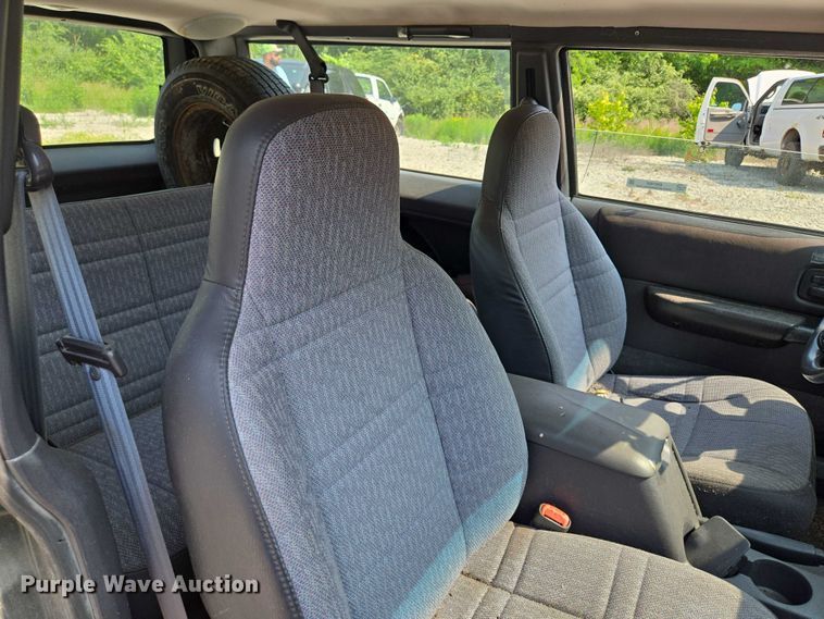 image for item EM7462 2000 Jeep Cherokee SUV