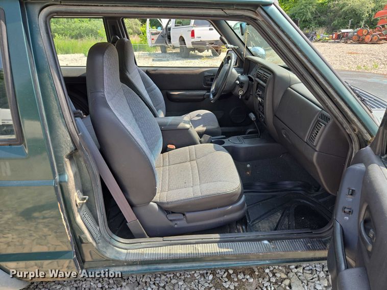 image for item EM7462 2000 Jeep Cherokee SUV