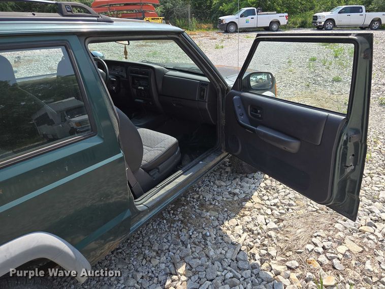 image for item EM7462 2000 Jeep Cherokee SUV