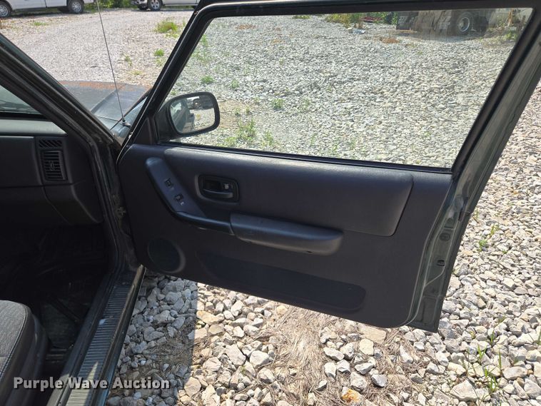 image for item EM7462 2000 Jeep Cherokee SUV