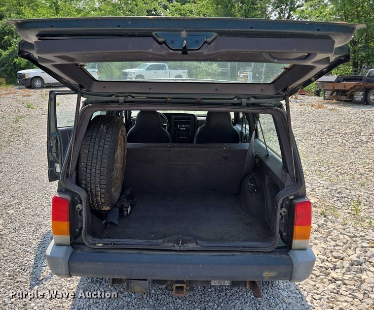 image for item EM7462 2000 Jeep Cherokee SUV