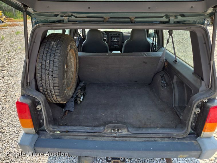 image for item EM7462 2000 Jeep Cherokee SUV