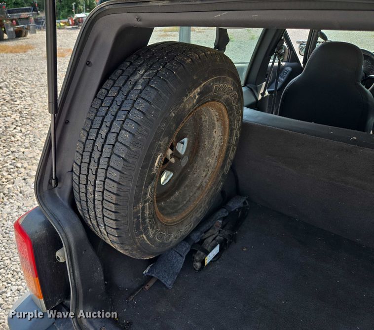 image for item EM7462 2000 Jeep Cherokee SUV