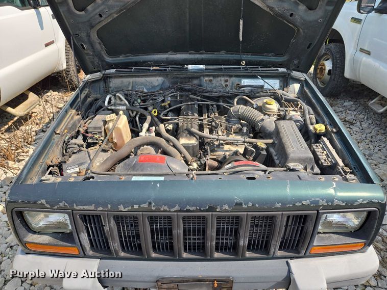 image for item EM7462 2000 Jeep Cherokee SUV