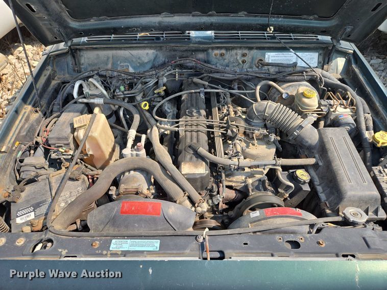 image for item EM7462 2000 Jeep Cherokee SUV