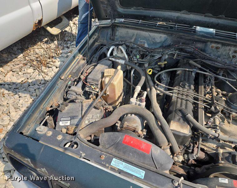 image for item EM7462 2000 Jeep Cherokee SUV