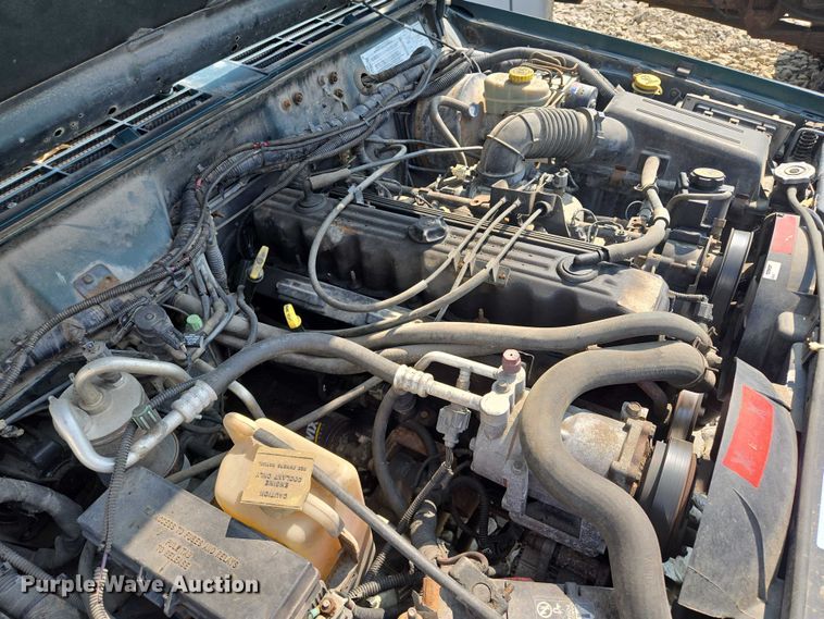 image for item EM7462 2000 Jeep Cherokee SUV