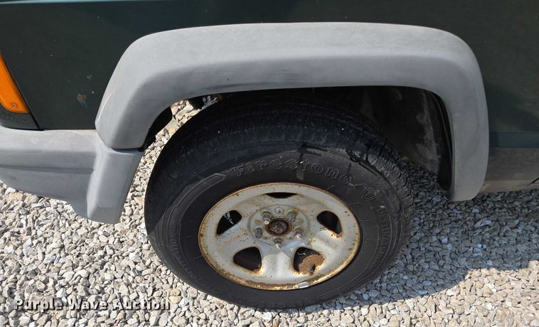 image for item EM7462 2000 Jeep Cherokee SUV