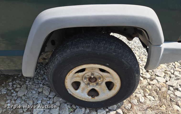 image for item EM7462 2000 Jeep Cherokee SUV