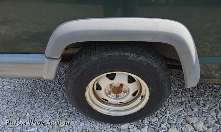 image for item EM7462 2000 Jeep Cherokee SUV