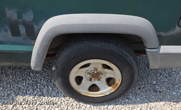 image for item EM7462 2000 Jeep Cherokee SUV