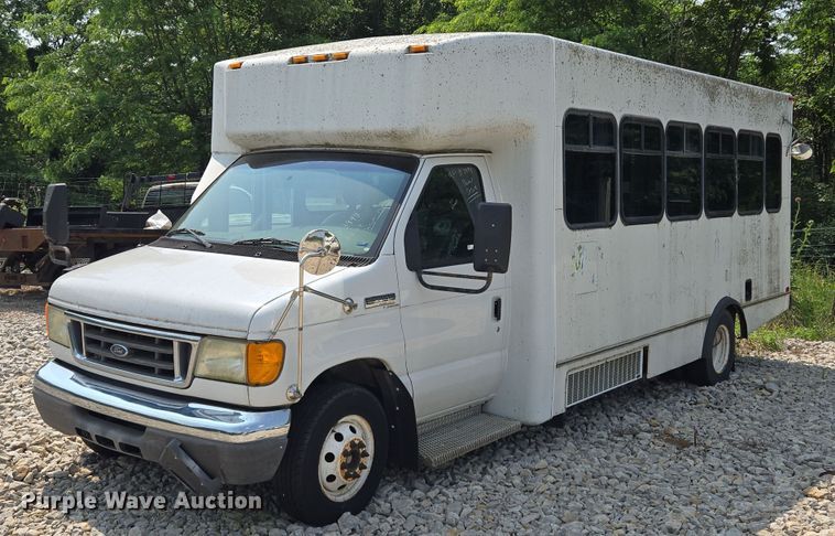 image for item EM7464 2006 Ford E450 Super Duty shuttle bus