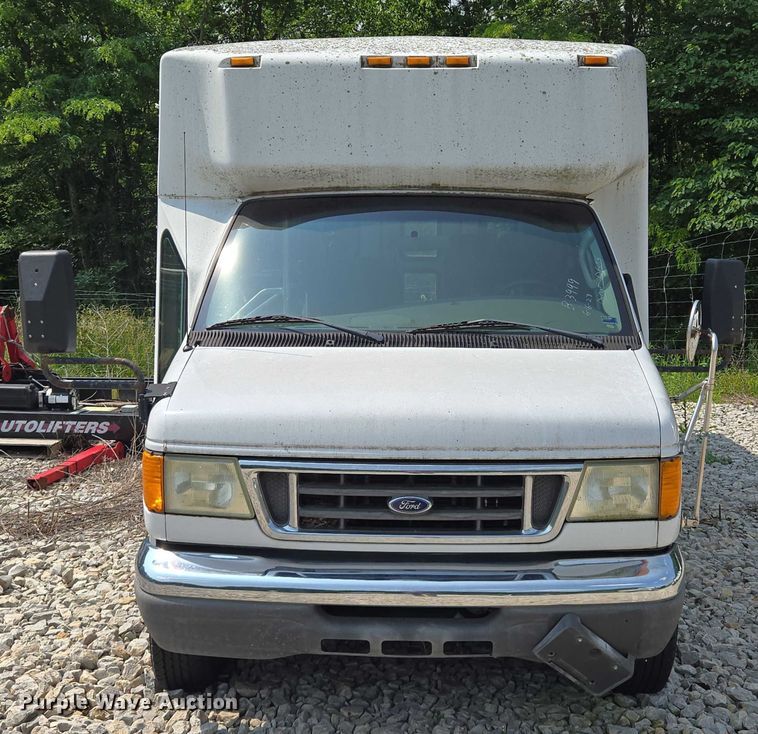 image for item EM7464 2006 Ford E450 Super Duty shuttle bus