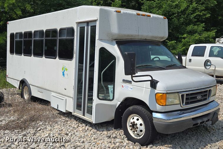 image for item EM7464 2006 Ford E450 Super Duty shuttle bus