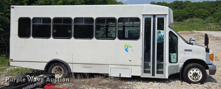 image for item EM7464 2006 Ford E450 Super Duty shuttle bus