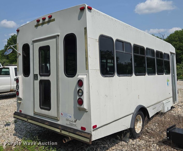 image for item EM7464 2006 Ford E450 Super Duty shuttle bus